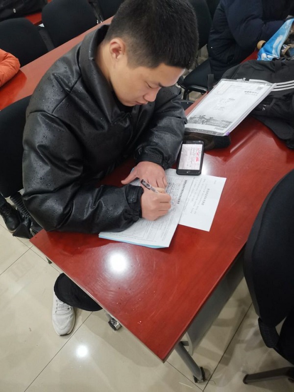 毕业生正在签订就业协议