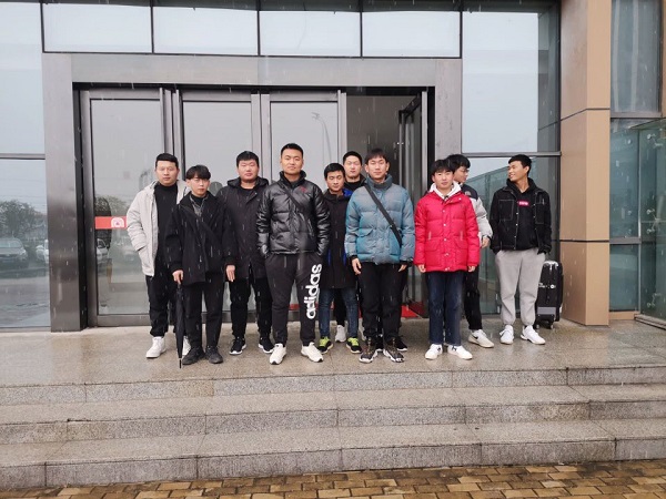 毕业生在合肥轨道公司门前合影