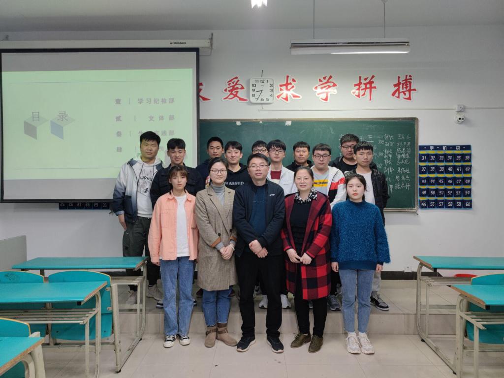 参会嘉宾与老一届学生会成员合影